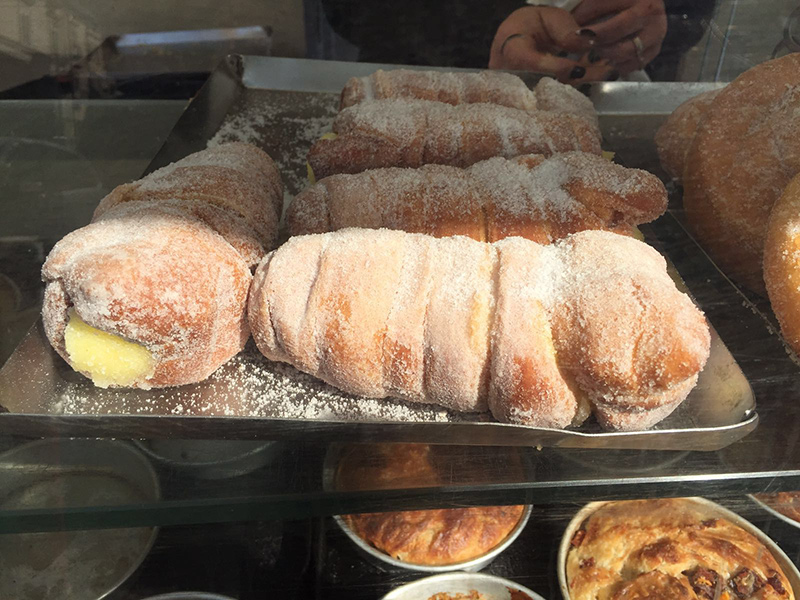 Napoli: Pasticceria Capriccio, cannolo di graffa e babà